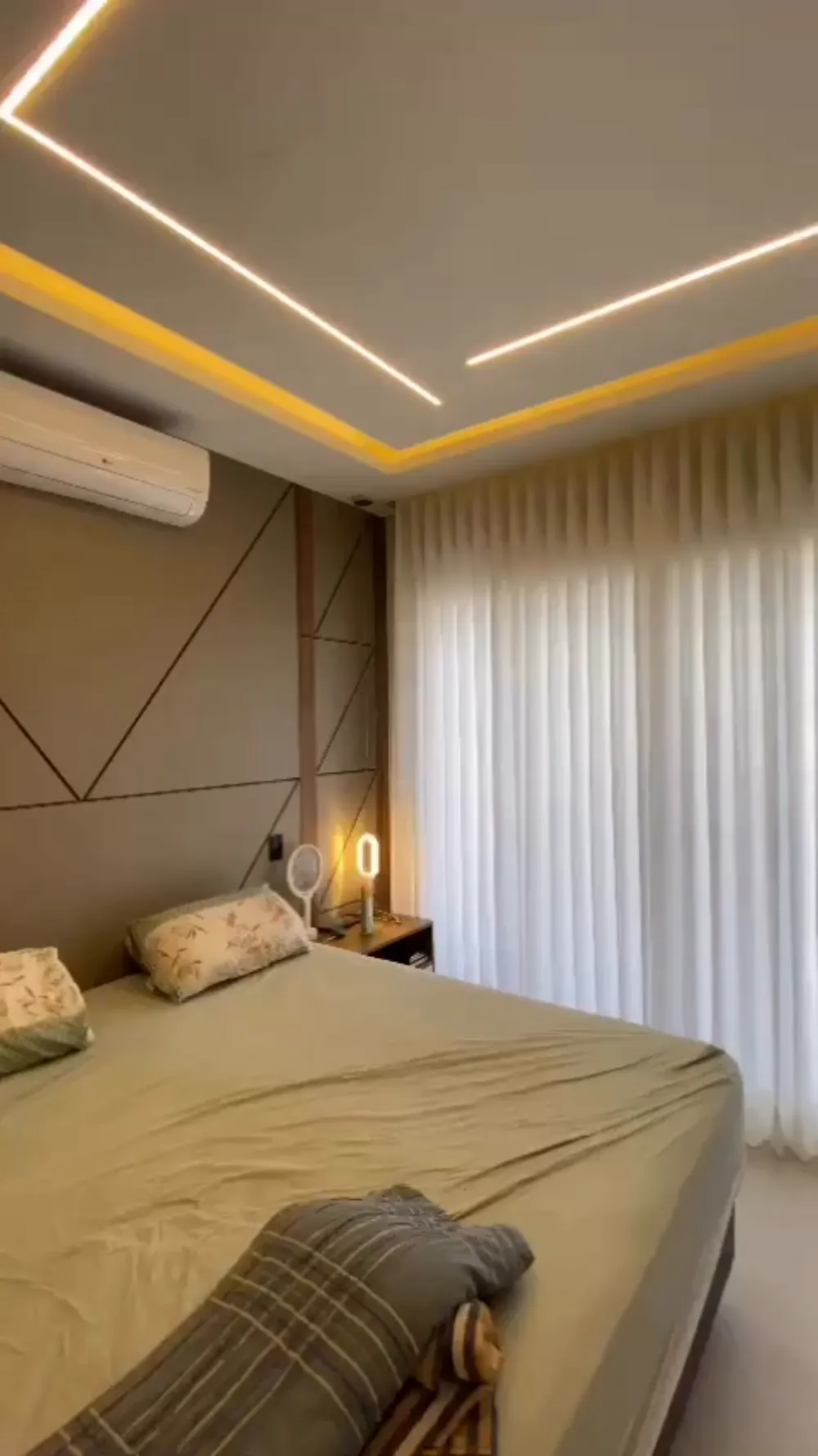 Quarto com cortina wave clara cobrindo a parede da janela